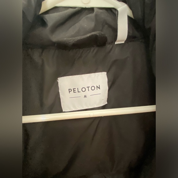Peloton puffer vest size medium - Picture 3 of 6